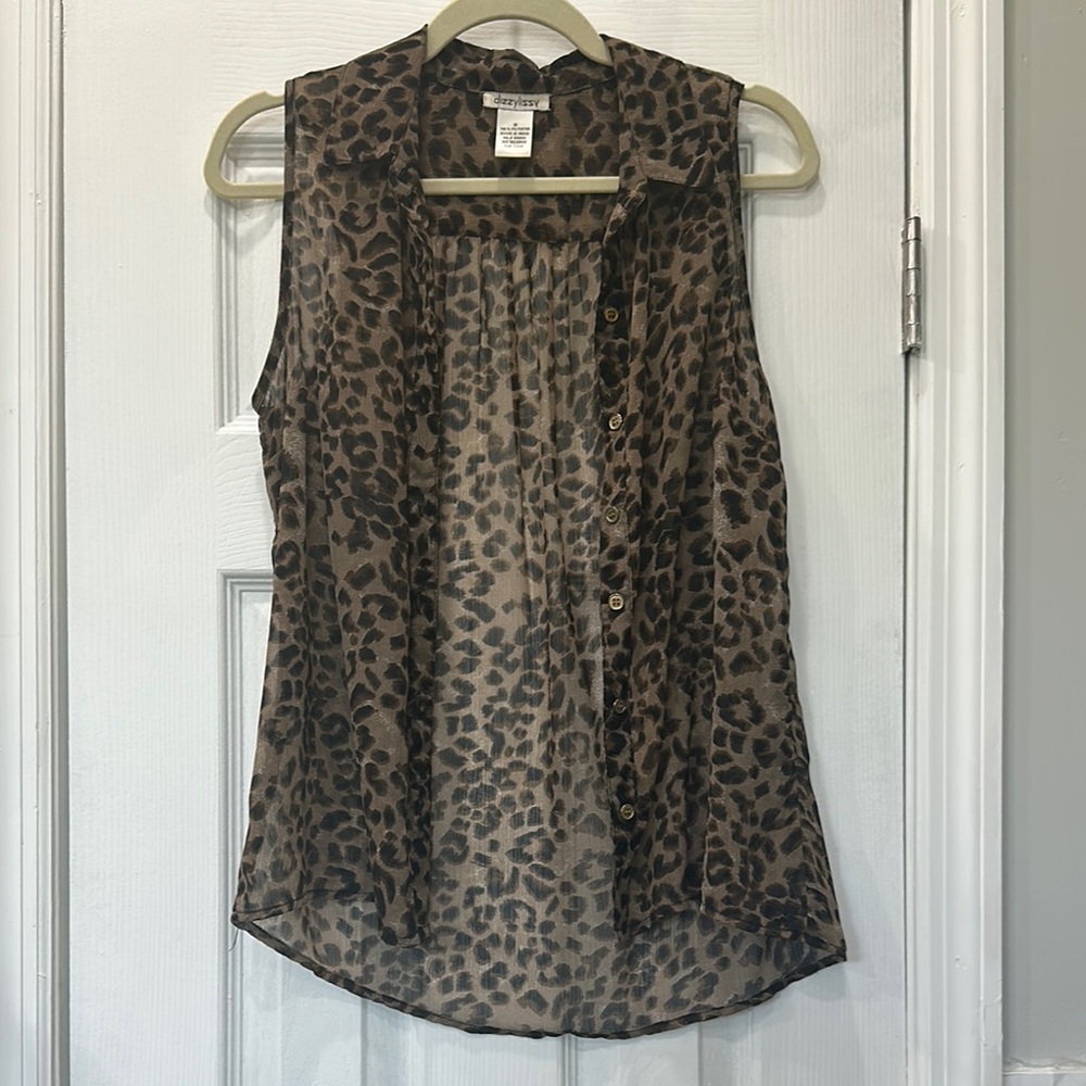 Chic Leopard Print Sleeveless Blouse